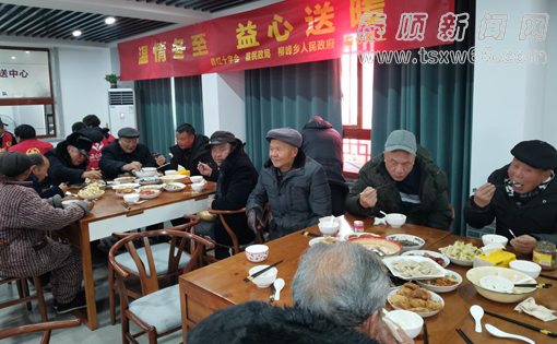 温情冬至 志愿者为敬老院老人过冬至