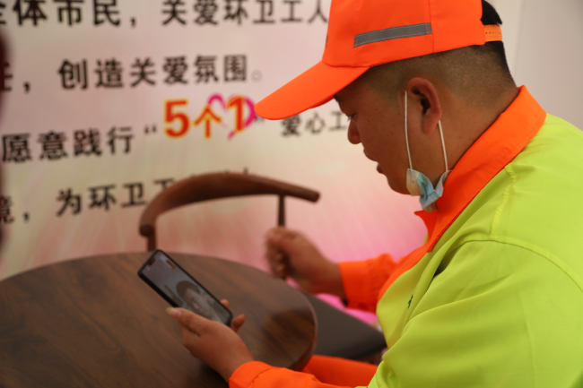 点亮微心愿 环卫工人留瓯过年