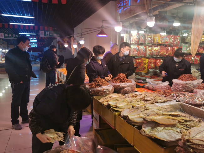 瓯海:年味渐浓 市民采购年货忙