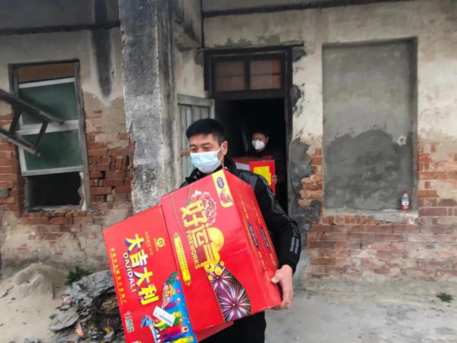 龙港:捣毁非法烟花爆竹窝点 查扣烟花爆竹167件