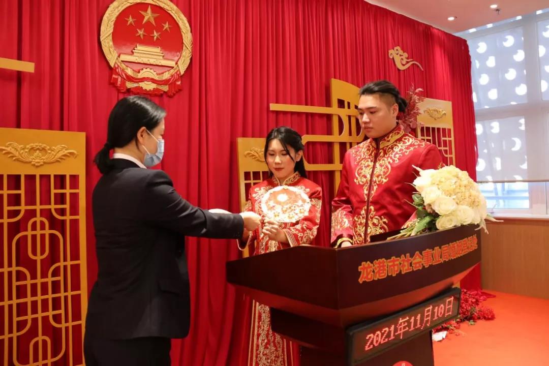 龙港:暖心!领结婚证还送婚纱照套餐