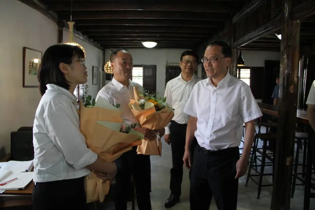 市政协主席陈作荣率队来龙湾开展教师节慰问