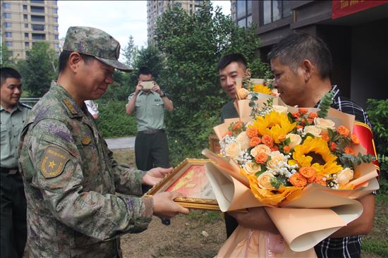 “双喜临门”,同一小区同一楼两位兵哥哥齐获喜报!——龙湾区为立功受奖现役军人家庭送喜报