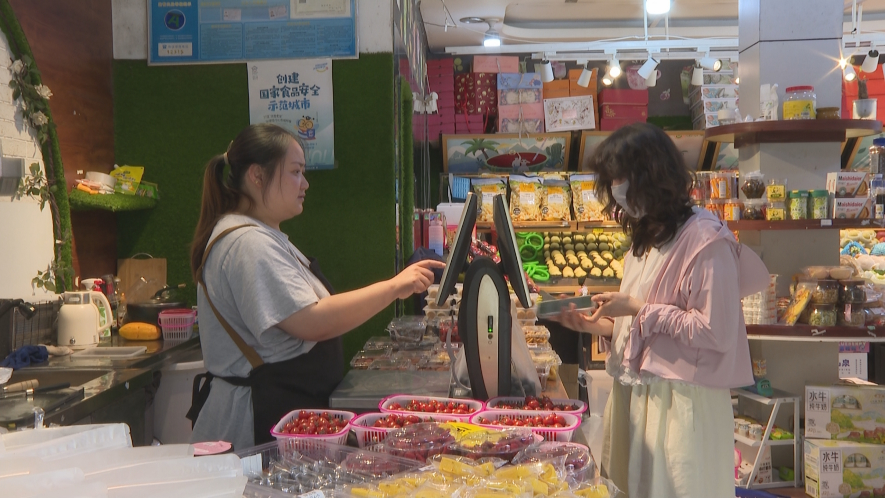 本地小番茄、枇杷大量上市 助力消费市场升温