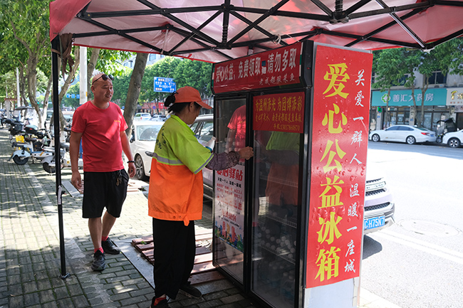 两年免费送出超16800瓶水 瓯海郭溪这位老板以微小举动传递温暖善意