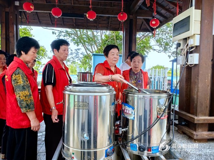十三载茯茶暖人心 霓屿桐岙银发老人坚守公益传温情
