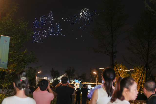 500架无人机点亮夜空 园博“CHILL一夏”暑期潮玩季启幕