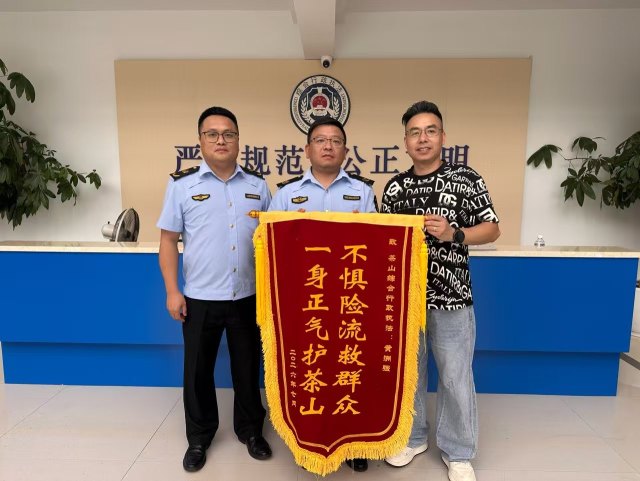 暖心一幕,瓯海执法工作人员勇救落水阿姨