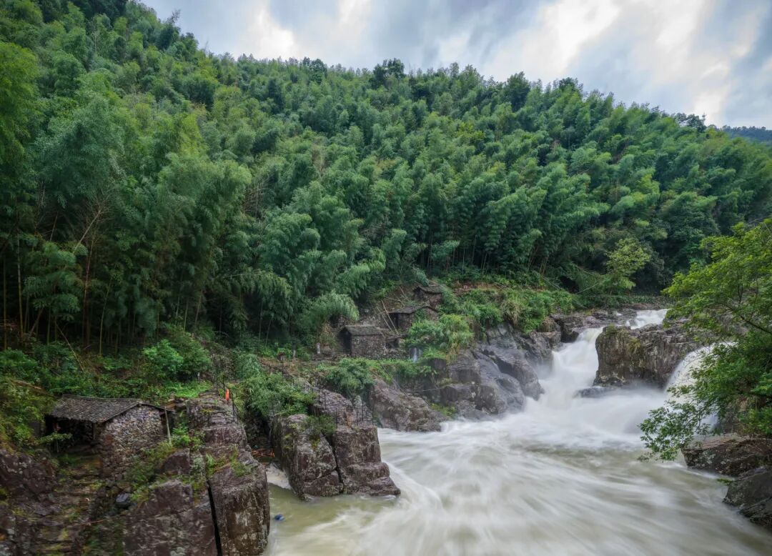 美了美了!瓯海纸山峡谷飞瀑垂空
